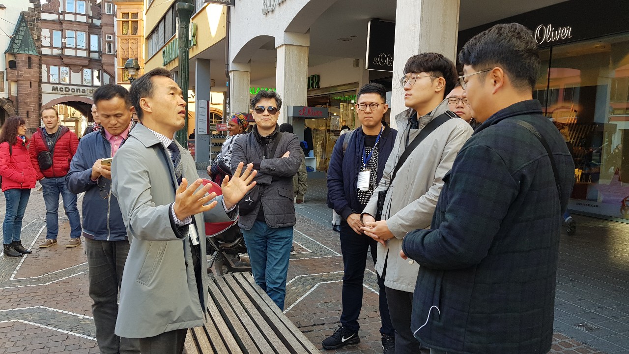 01_도시재생과 관련해서 즉서에서 토론을 하고 있는 이항진 시장과 참가자들