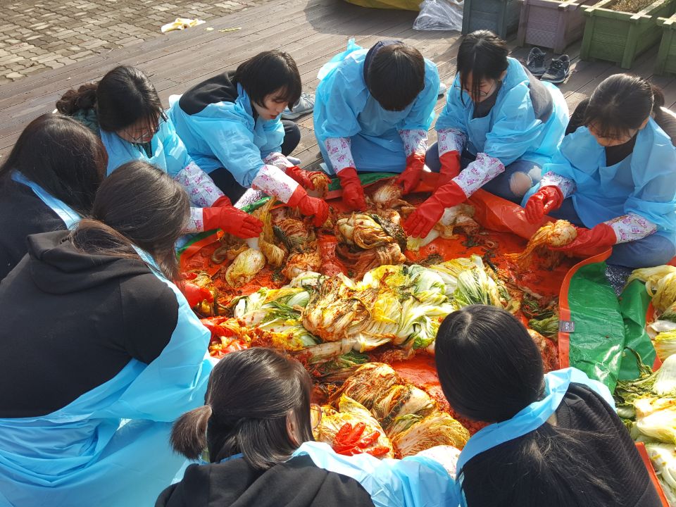 고양시 성사청소년문화의집 청소년들이 청소년쉼터에 전달하기 위해 김장을 담그고 있다.