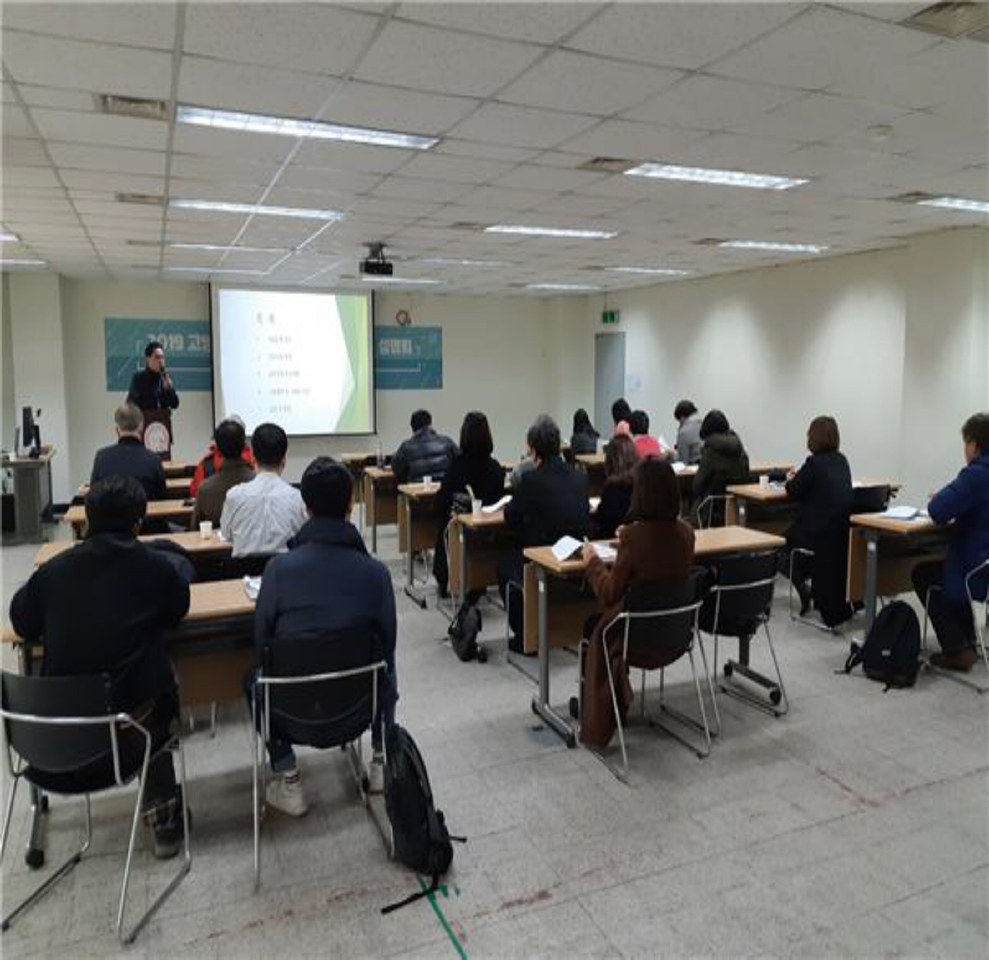 고양시청소년재단이 청소년 프로그램 공모사업 설명회를 하고 있다.