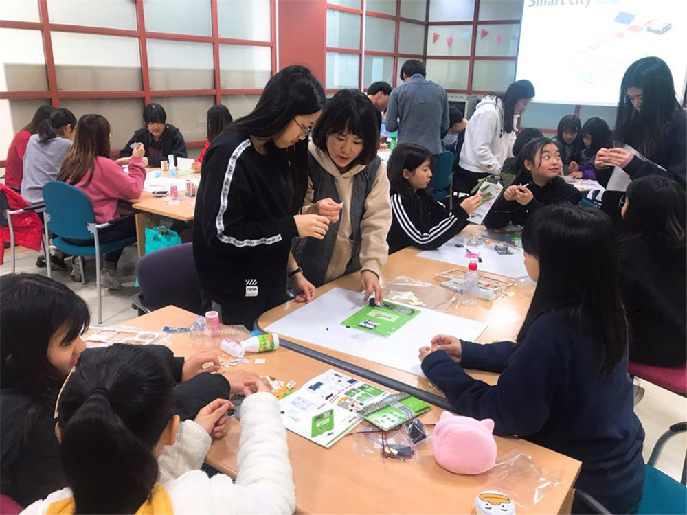 고양시 성사청소년문화의집 방과후아카데미 노을학교가 청소년을 대상으로 사물인터넷 진로활동을 진행하고 있다.