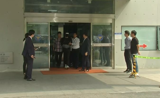 광주경찰서를 빠져나오고 있는 강지환 씨
