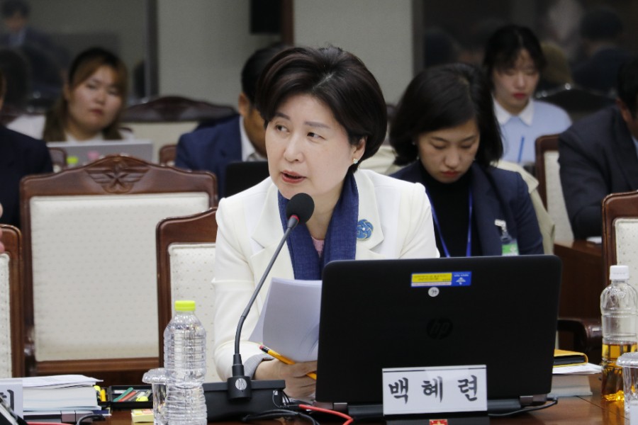 백혜련 국회의원이 18일 군사법원 국정감사에서 수원 군공항 이전과 관련해 질의하고 있다.