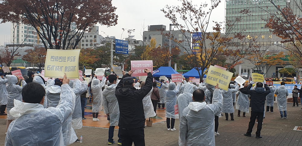 수원 광교역 주변 주민들이 15일 수원시청 앞 올림픽공원광장에서 신분당선 연장선 광교역 경유 촉구 집회를 열고 있다.