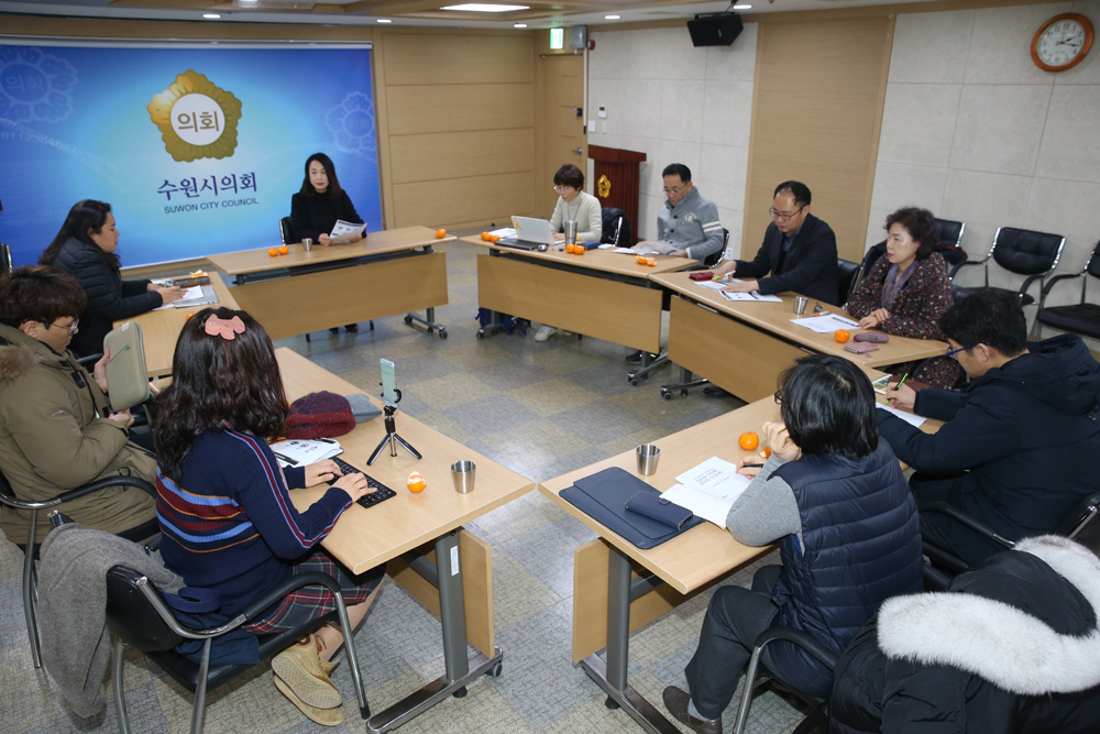 이병숙 수원시의원이 8일 수원시의회 세미나실에서 마을만들기 공모사업 평가회를 주재하고 있다.