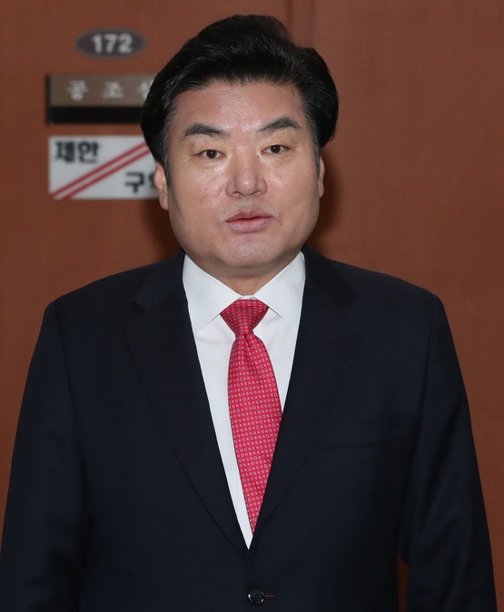 원유철 의원이 기자회견 직후 정론관 앞에서 추가 문답 시간을 가졌다.