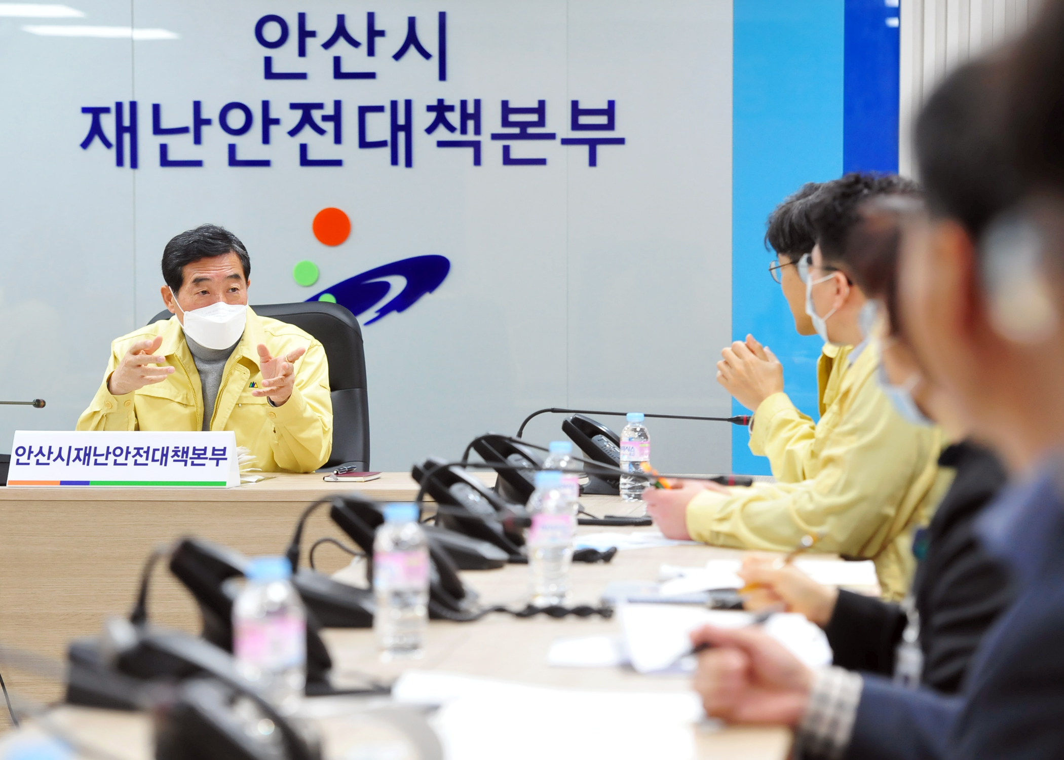 안산시, 마스크 지원 확대…임신부에 다자녀까지 (윤화섭 안산시장이 코로나19 비상대책회의에서 발언하고 있다