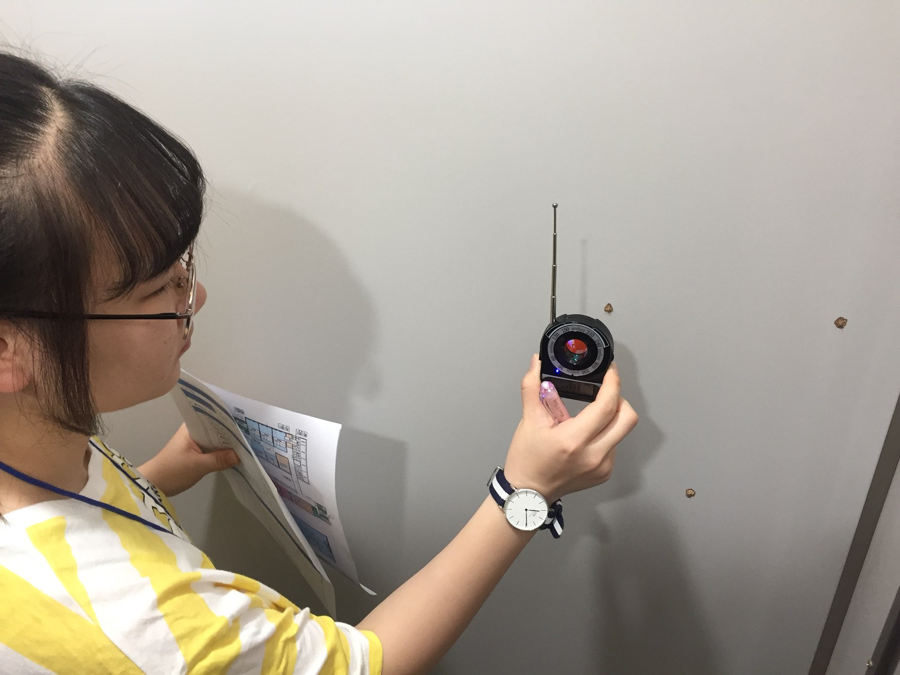 고양시 마두청소년수련관 학생이 몰래카메라 설치여부를 점검하고 있다.