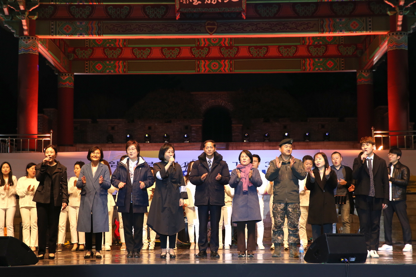 지난 13일 고양 30사단에서 열린 항일음악회에서 이재준 고양시장과 이윤승 고양시의장, 30사단장 등이 가수 신형원씨와 터를 함께 부르고 있다.